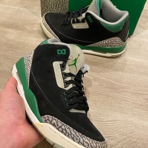 - Jordan 3 Retro Pine Green size US M 10